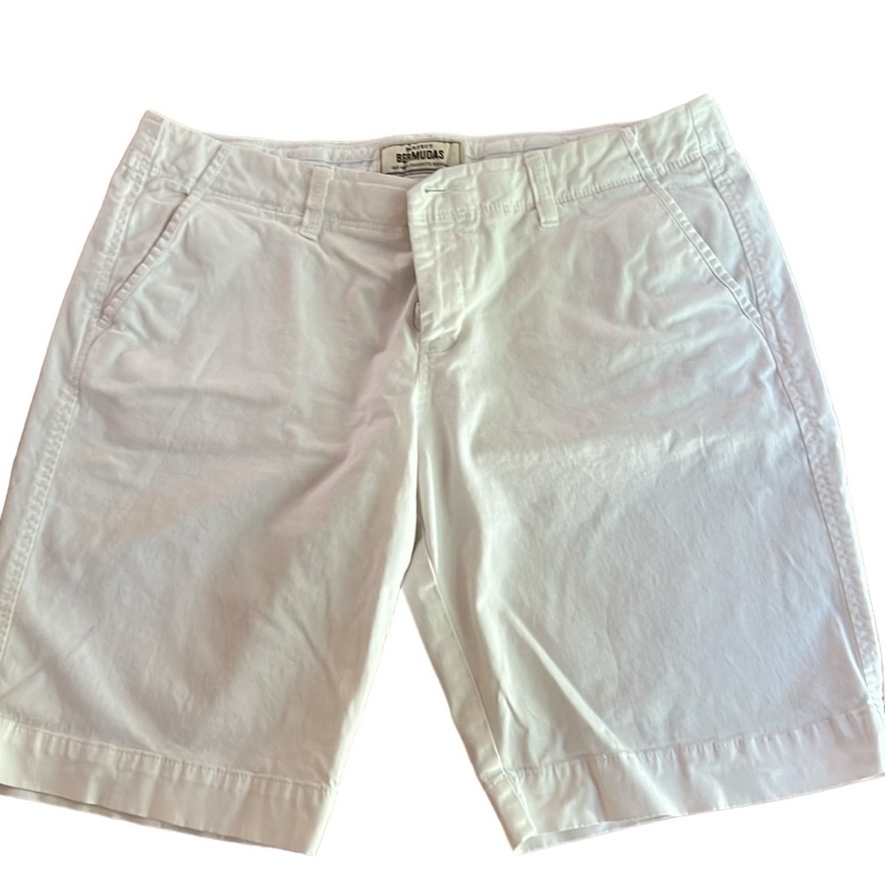 Used old navy Bermuda shorts. Comfy, classic size 12